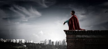 Süper kahraman çatıda. Karışık teknik