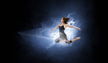 Jimnastikçi kız olarak atlama karışık teknik