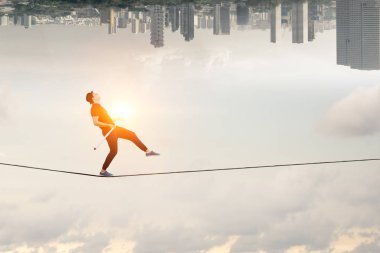 Cesur ropewalker kablosu üzerinde. Karışık teknik