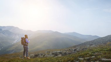 Uzun yürüyüşe çıkan kimse adam dağlarda. Karışık teknik