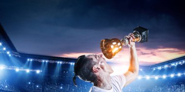 Büyük zaferini kutluyor. Karışık teknik