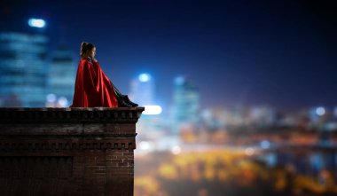 Süper kahraman çatıda. Karışık teknik