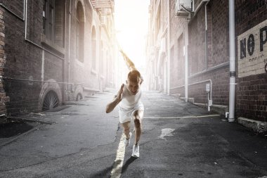 Sporcu adam çalışan yarış. Karışık teknik