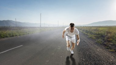 Sporcu adam çalışan yarış. Karışık teknik