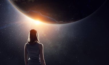 Dünya gezegenine bakan kız