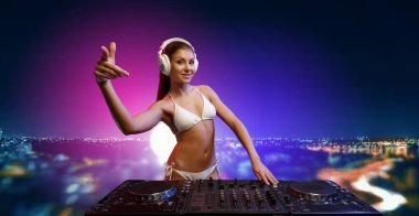 Konsolda sevimli bir DJ kadın var. Karışık ortam