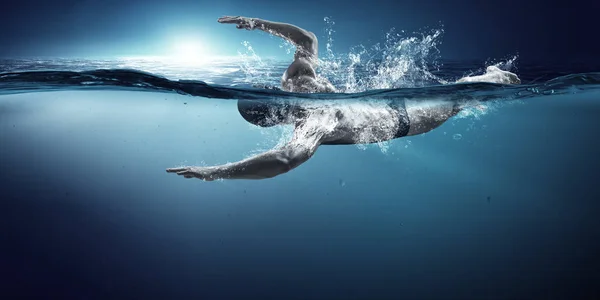 Schwimmer bei Wettkämpfen. Gemischte Medien — Stockfoto