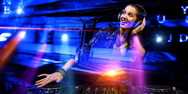 Femmina dj a console. Mezzi misti — Foto Stock