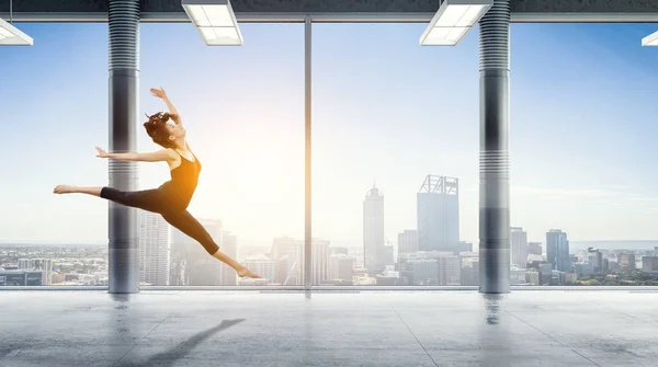 Gymnaste fille en saut Techniques mixtes — Photo