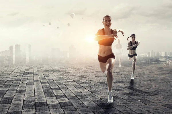 Deportiva corriendo carrera. Medios mixtos — Foto de Stock