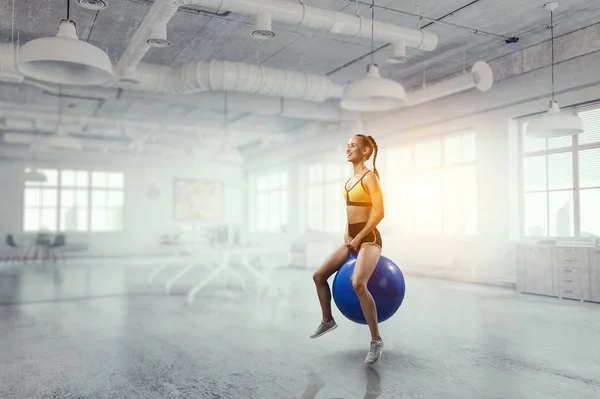 Sportliche Frau auf Fitnessball. Gemischte Medien — Stockfoto