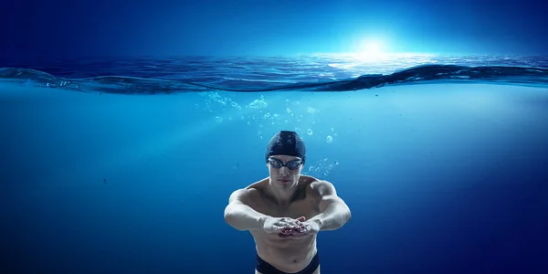 Schwimmer bei Wettkämpfen. Gemischte Medien — Stockfoto