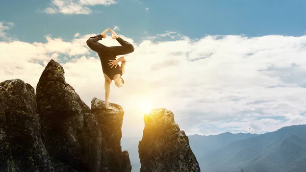 Prática de ioga extrema. Meios mistos — Fotografia de Stock