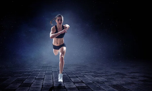 Sportlerinnen laufen Rennen. Gemischte Medien — Stockfoto