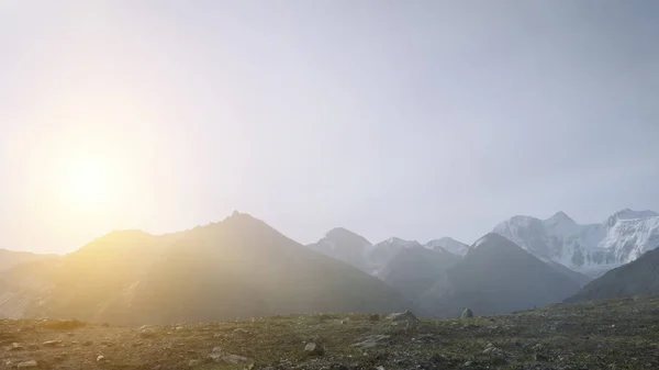 Luz do sol sobre o topo da montanha — Fotografia de Stock