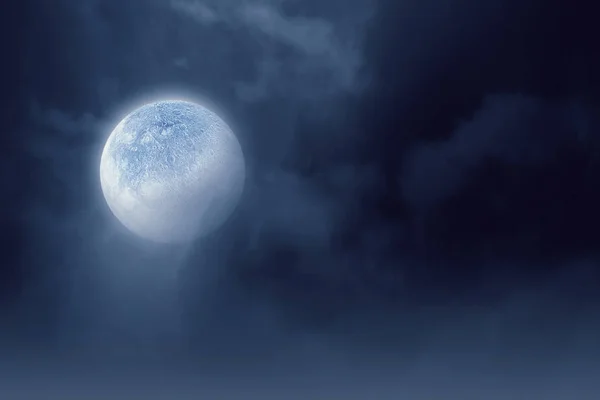 É lua cheia. Meios mistos — Fotografia de Stock