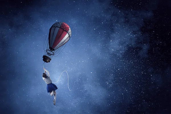 Una chica vuela en el cielo. Medios mixtos — Foto de Stock