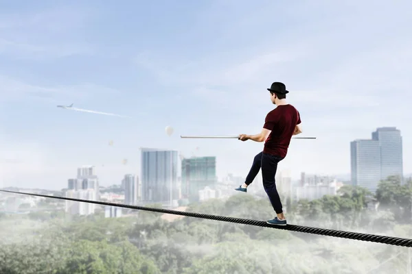 Statečný ropewalker na kabelu. Kombinovaná technika — Stock fotografie