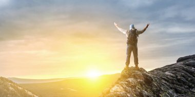 Uzun yürüyüşe çıkan kimse adam dağlarda. Karışık teknik