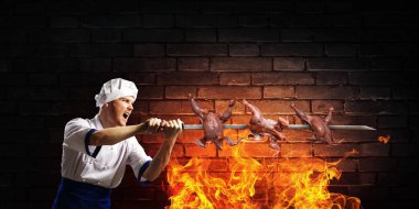 O, yemek pişirmeye deli oluyor. Karışık ortam