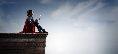 Süper kahraman çatıda. Karışık teknik