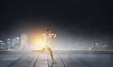 Sporcu adam çalışan yarış. Karışık teknik