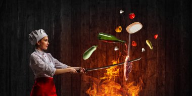 O, yemek pişirmeye deli oluyor. Karışık ortam