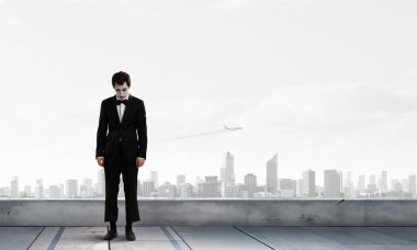 Genç adam MIME. Karışık teknik