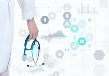 el ile steteskop uygulayıcısı