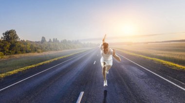 Sporcu adam çalışan yarış. Karışık teknik