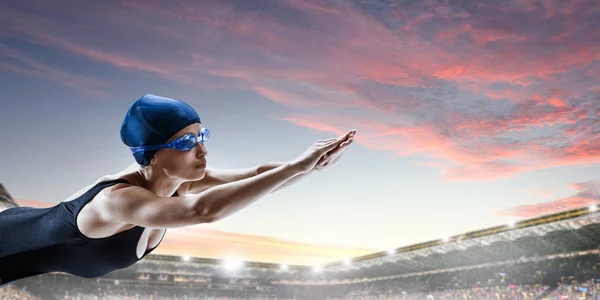 Schwimmer bei Wettkämpfen. Gemischte Medien — Stockfoto
