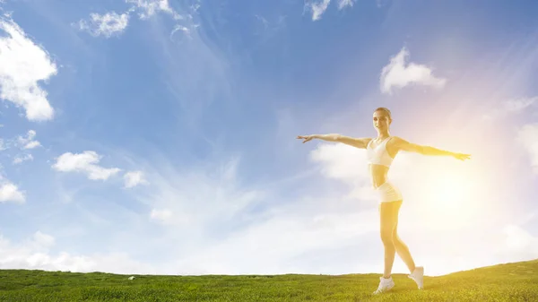 Atleta mujer al aire libre. Medios mixtos — Foto de Stock