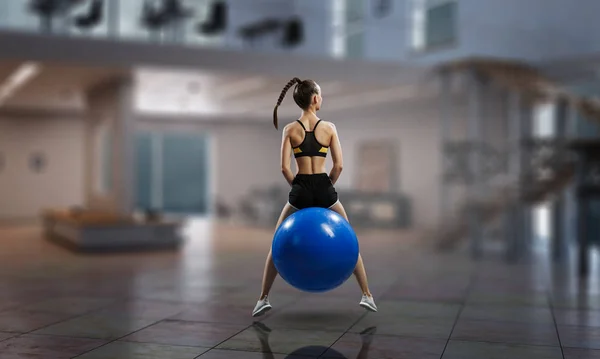 Mujer deportiva en la pelota de fitness. Medios mixtos — Foto de Stock