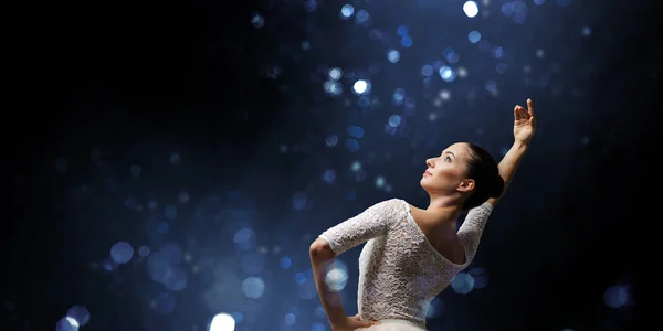 Dançarina de ballet no salto. Meios mistos — Fotografia de Stock