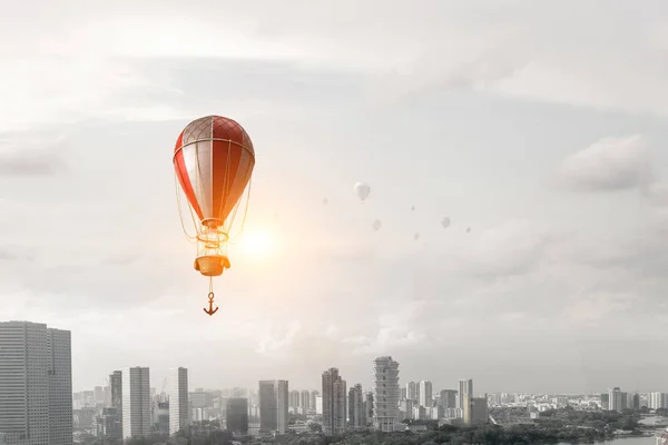 Aerostat gegen Himmel. Gemischte Medien. Gemischte Medien — Stockfoto