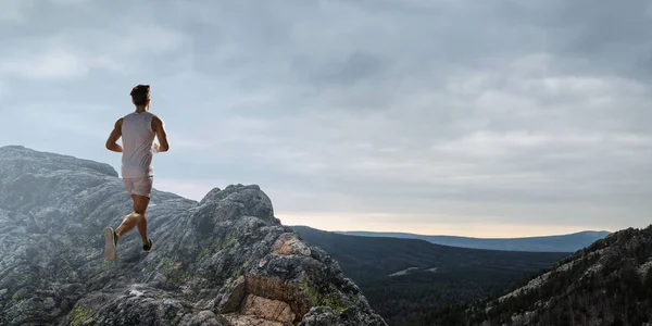 Běžecký závod sportovec. Kombinovaná technika — Stock fotografie