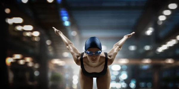 Schwimmer bei Wettkämpfen. Gemischte Medien — Stockfoto