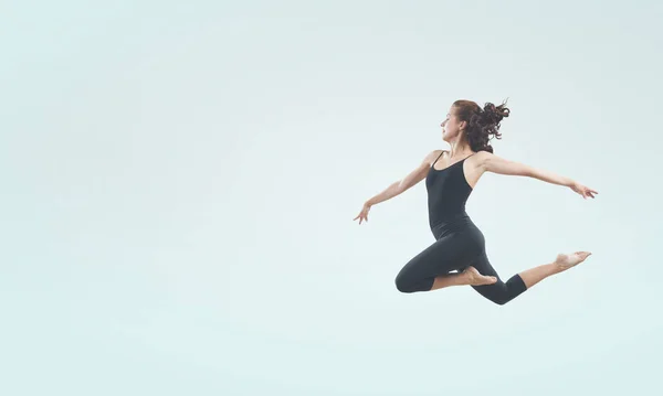 体操女孩在跳跃混合的媒介 — 图库照片
