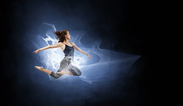 Гімнастка дівчина в стрибках Змішані носії — стокове фото