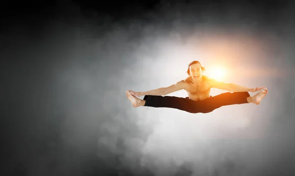 ダンサーの男がジャンプします。混合メディア — ストック写真