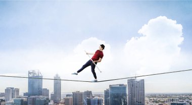 Cesur ropewalker kablosu üzerinde. Karışık teknik