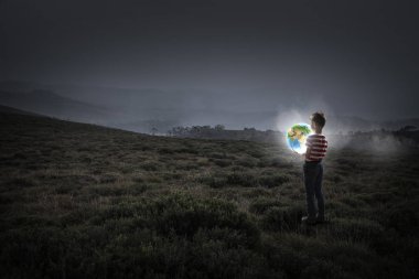 Bütün dünya elinde. Karışık teknik