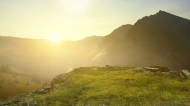 Dağın tepesinde güneş ışığı