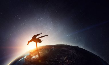 Jimnastikçi kız olarak atlama karışık teknik