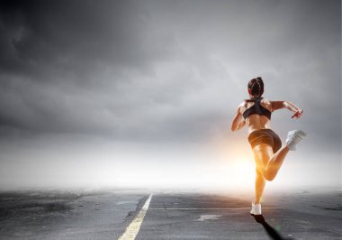 Koşmak sporcumuz yarışı. Karışık teknik