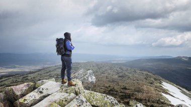 Uzun yürüyüşe çıkan kimse adam dağlarda. Karışık teknik