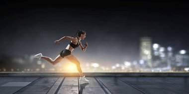 Genç sporcu kadın. Karışık teknik