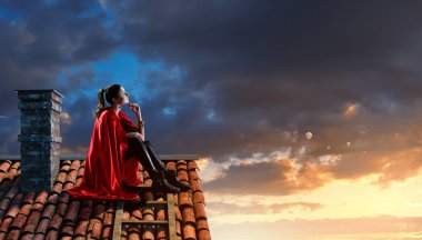 Süper kahraman çatıda. Karışık teknik