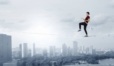 Cesur ropewalker kablosu üzerinde. Karışık teknik