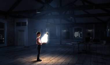 Eğitimin ışığı. Karışık ortam